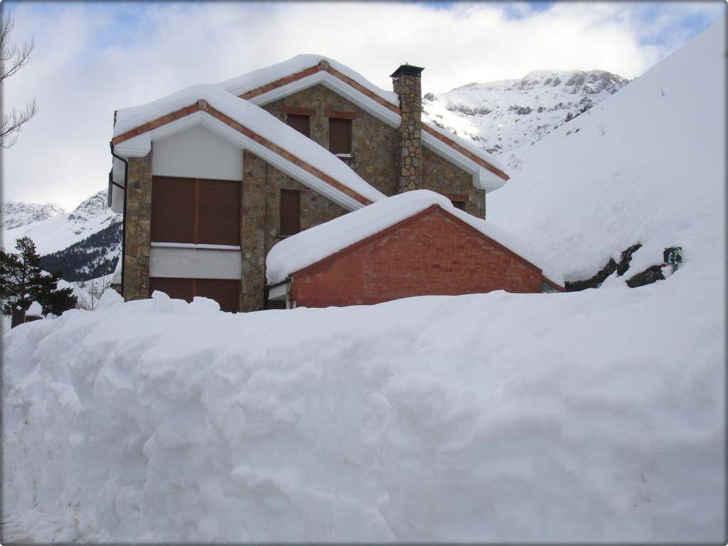 Gran nevada en LLÁNAVES DE LA REINA (LEÓN) 13-02-2013 DSC05009B