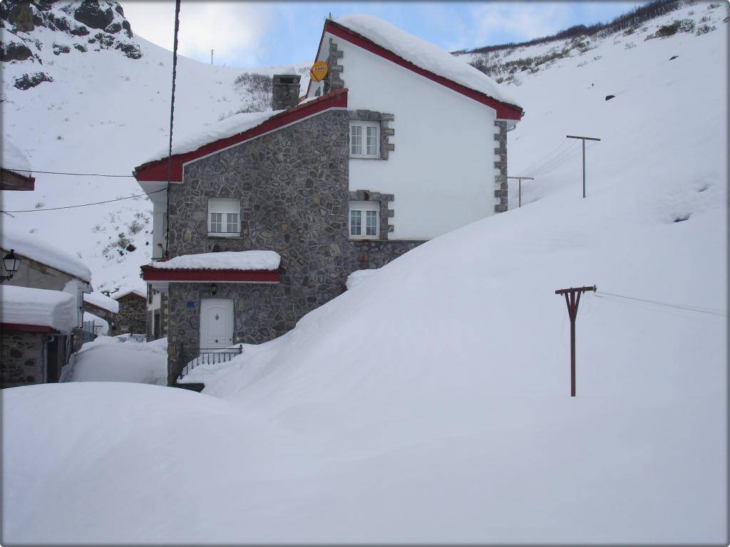 Gran nevada en LLÁNAVES DE LA REINA (LEÓN) 13-02-2013 DSC05112B