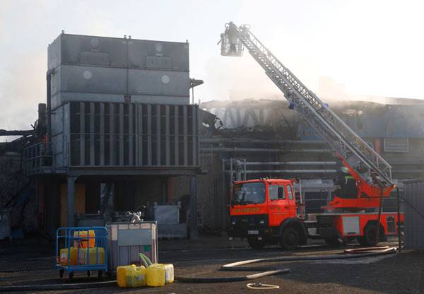 Ardeu a Pallas, tudo menos a prensagem de vinil Diepholz-schwerer-brand-in-einer-tontraeger-fabrik_zpsa1e65698