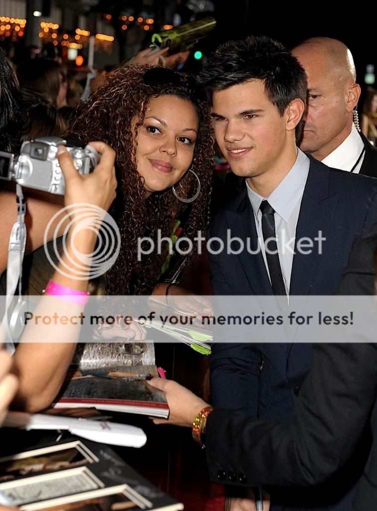 LIVE STREAM OF RED CARPET - CIRCULAR CHAT!! - Page 10 Gallery_enlarged-taylor-lautner-new