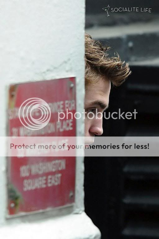 Rob is filming Remember Me Gallery_enlarged-robertpattinson-10