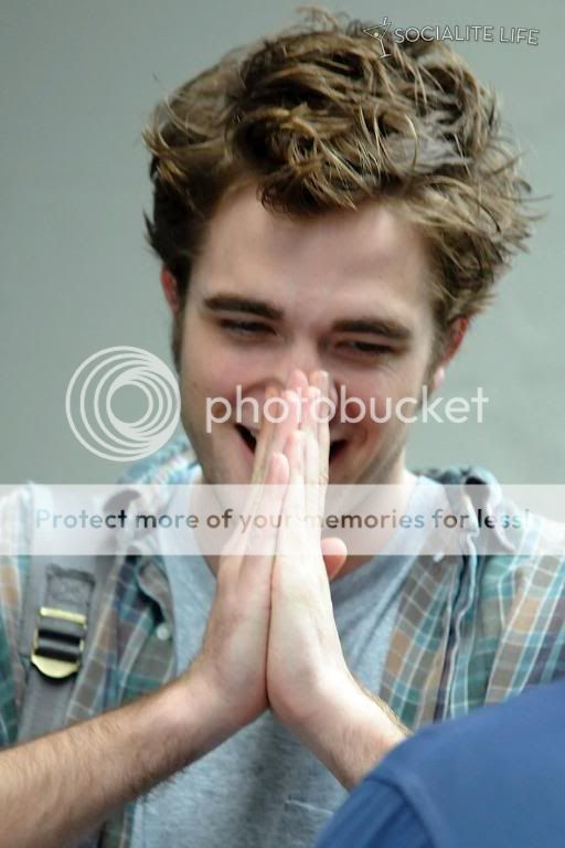 Rob is filming Remember Me Gallery_enlarged-robertpattinson-13