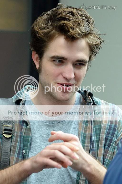 Rob is filming Remember Me Gallery_enlarged-robertpattinson-14