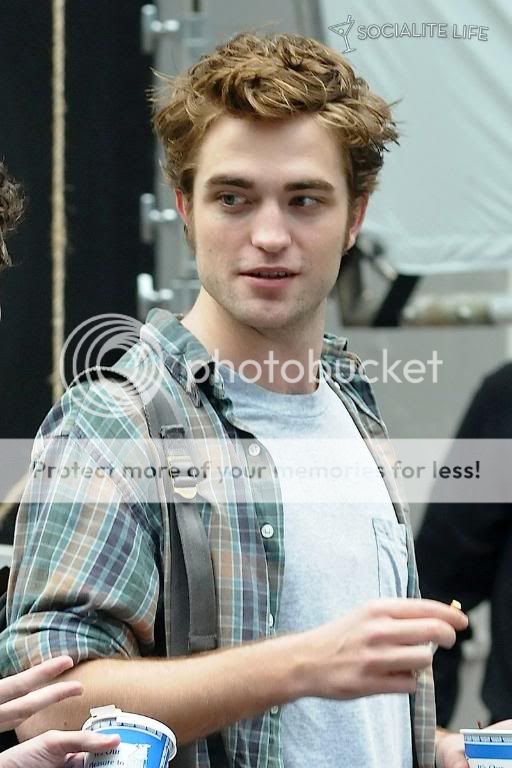 Rob is filming Remember Me Gallery_enlarged-robertpattinson-15