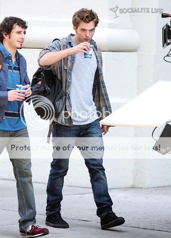 Rob is filming Remember Me Gallery_enlarged-robertpattinson-28