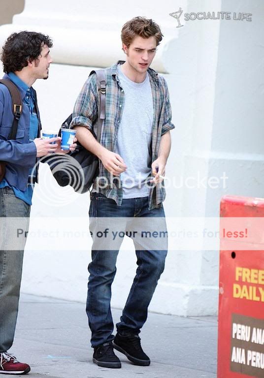 Rob is filming Remember Me Gallery_enlarged-robertpattinson-29