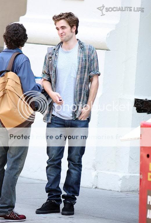 Rob is filming Remember Me Gallery_enlarged-robertpattinson-31