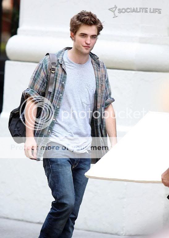 Rob is filming Remember Me Gallery_enlarged-robertpattinson-32