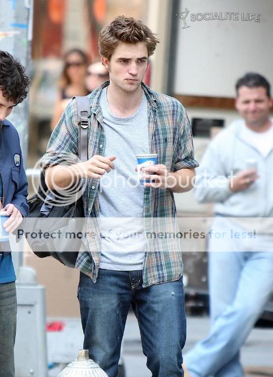 Rob is filming Remember Me Gallery_enlarged-robertpattinson-34