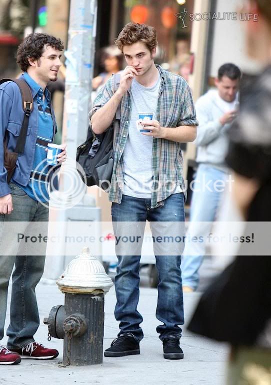 Rob is filming Remember Me Gallery_enlarged-robertpattinson-35