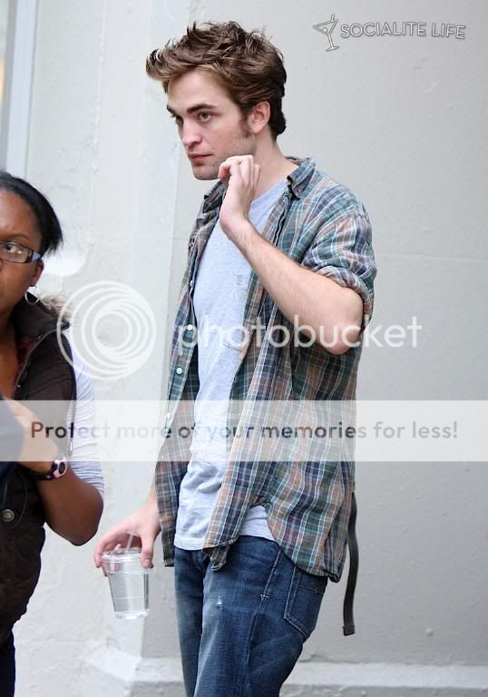 Rob is filming Remember Me Gallery_enlarged-robertpattinson-36