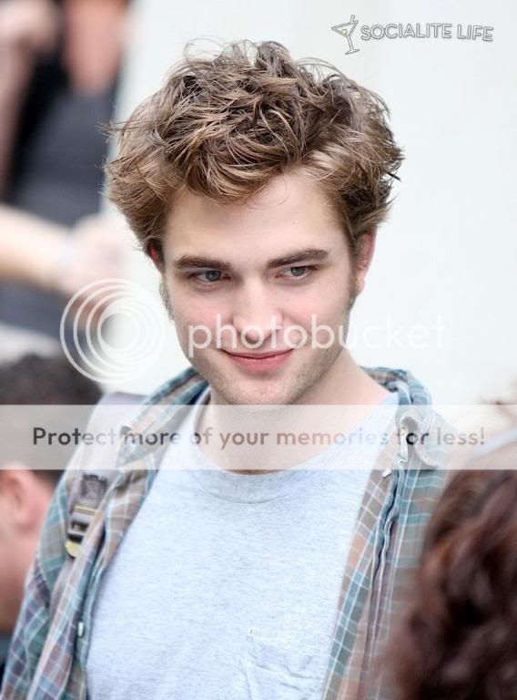 Rob is filming Remember Me Gallery_enlarged-robertpattinson-38