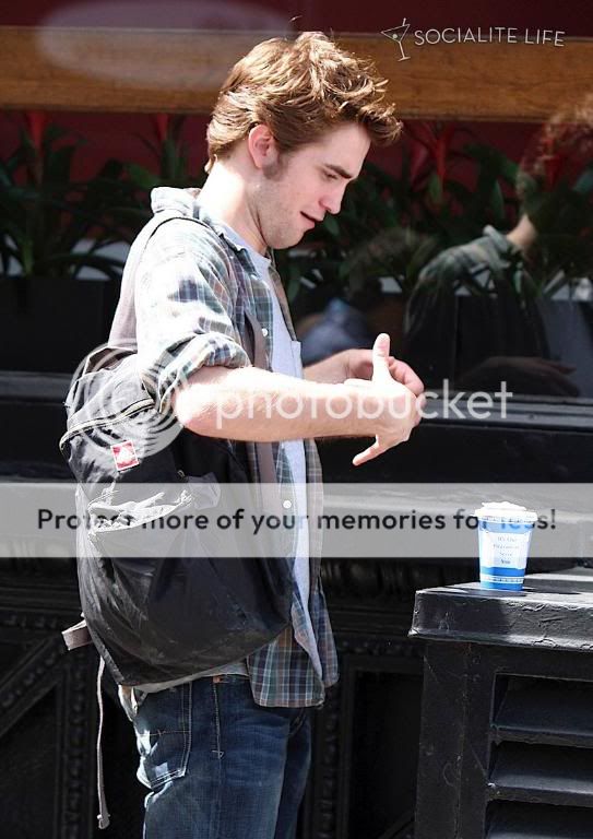 Rob is filming Remember Me Gallery_enlarged-robertpattinson-48