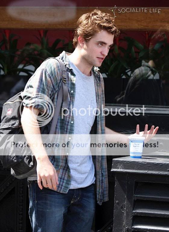 Rob is filming Remember Me Gallery_enlarged-robertpattinson-50