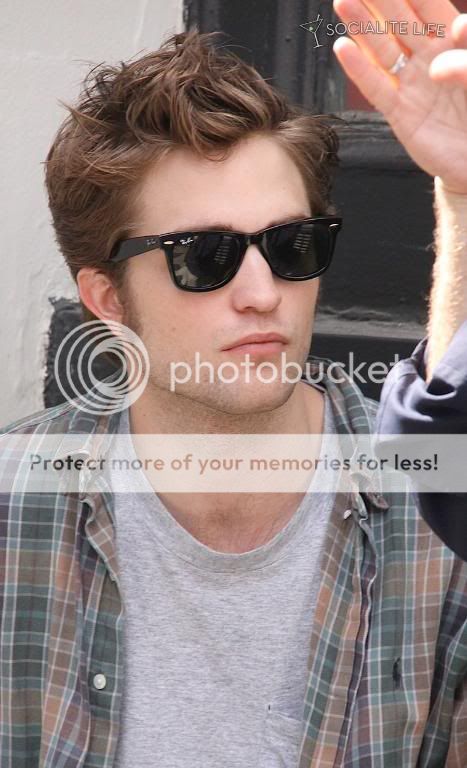 Rob is filming Remember Me Gallery_enlarged-robertpattinson-101