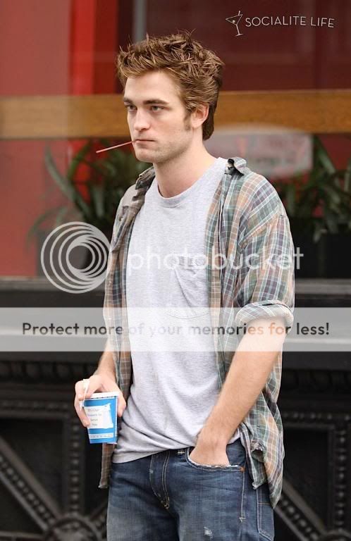 Rob is filming Remember Me Gallery_enlarged-robertpattinson-107