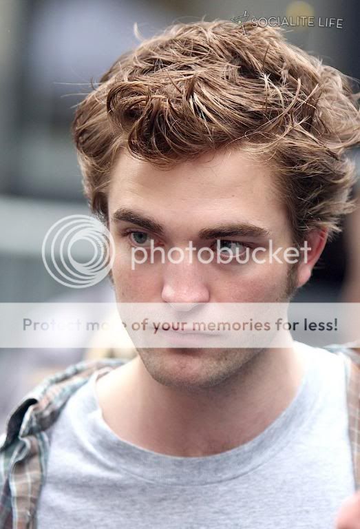 Rob is filming Remember Me Gallery_enlarged-robertpattinson-108