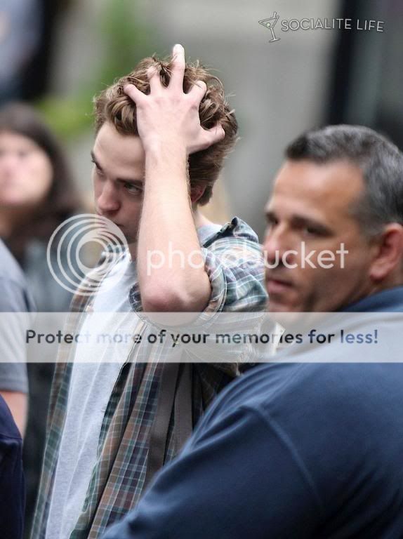 Rob is filming Remember Me Gallery_enlarged-robertpattinson-109