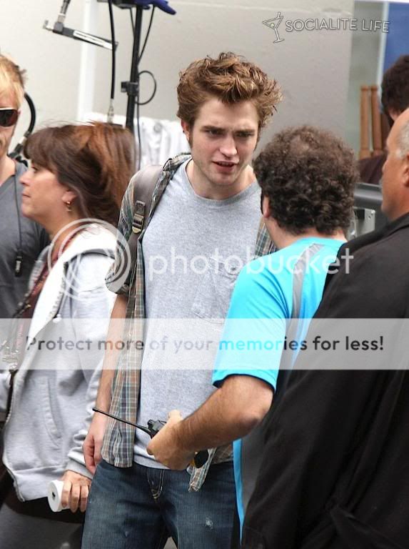 Rob is filming Remember Me Gallery_enlarged-robertpattinson-111