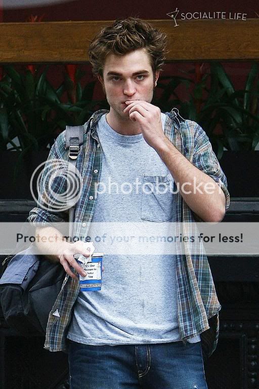 Rob is filming Remember Me Gallery_enlarged-robertpattinson-112