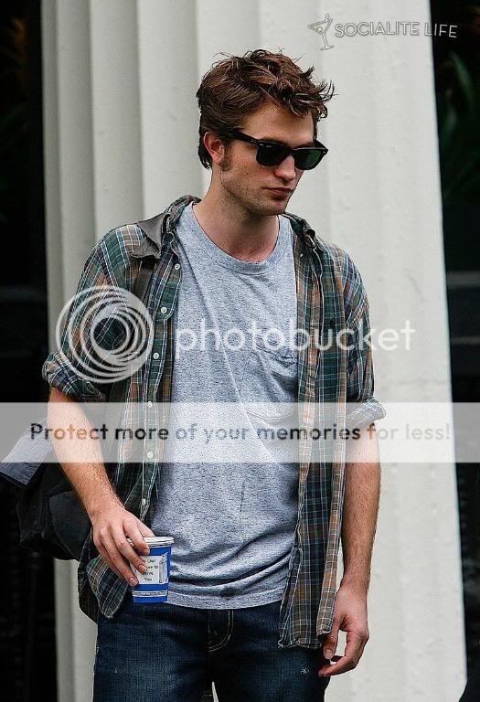 Rob is filming Remember Me Gallery_enlarged-robertpattinson-113