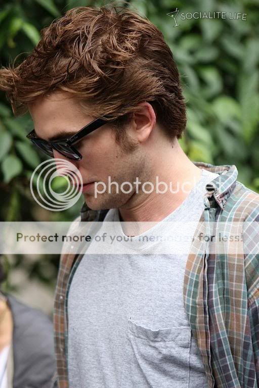 Rob is filming Remember Me Gallery_enlarged-robertpattinson-114