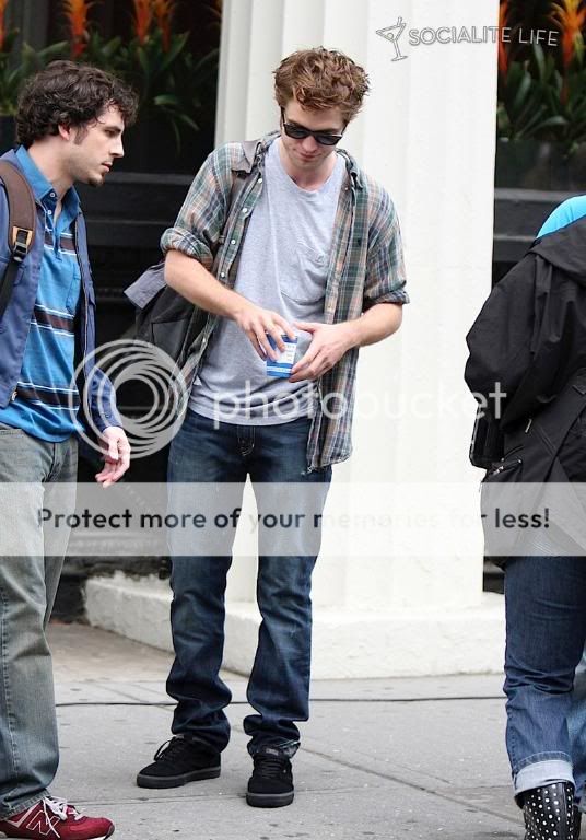 Rob is filming Remember Me Gallery_enlarged-robertpattinson-118