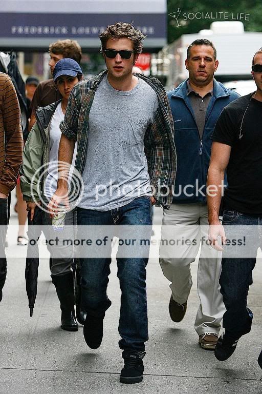 Rob is filming Remember Me Gallery_enlarged-robertpattinson-119