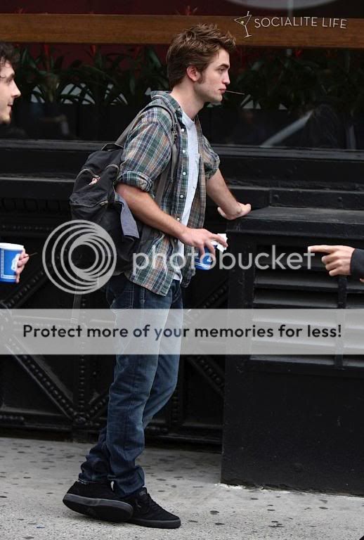 Rob is filming Remember Me Gallery_enlarged-robertpattinson-122