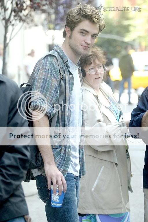 Rob is filming Remember Me Gallery_enlarged-robertpattinson-20