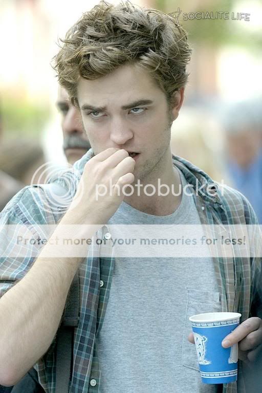 Rob is filming Remember Me Gallery_enlarged-robertpattinson-28