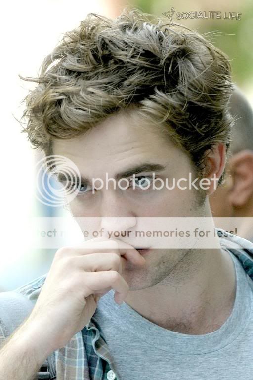 Rob is filming Remember Me Gallery_enlarged-robertpattinson-30