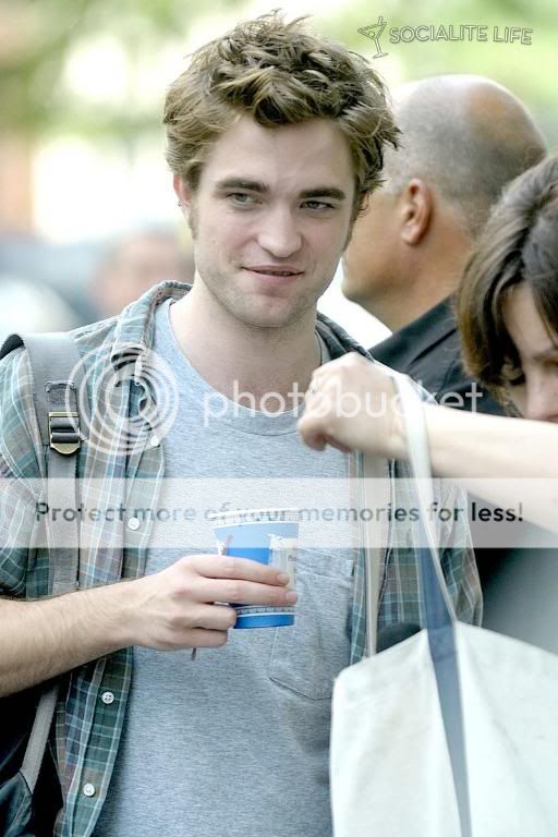 Rob is filming Remember Me Gallery_enlarged-robertpattinson-33