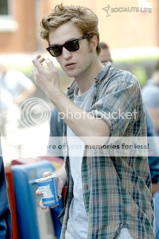 Rob is filming Remember Me Gallery_enlarged-robertpattinson-38