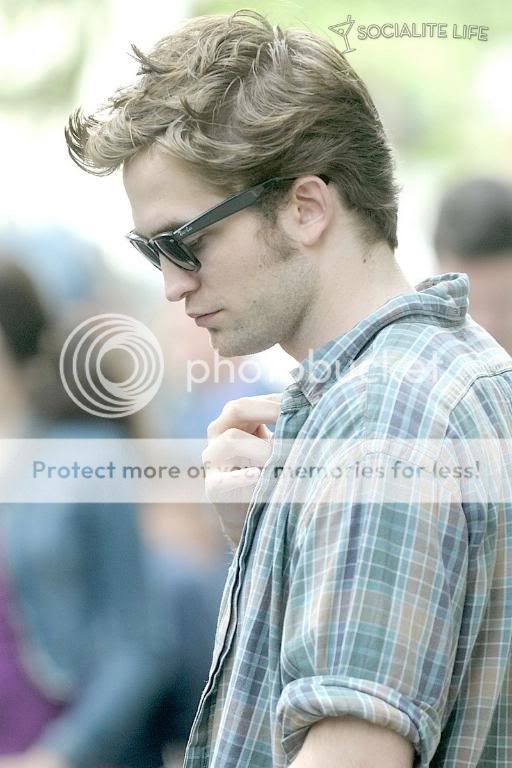 Rob is filming Remember Me Gallery_enlarged-robertpattinson-42