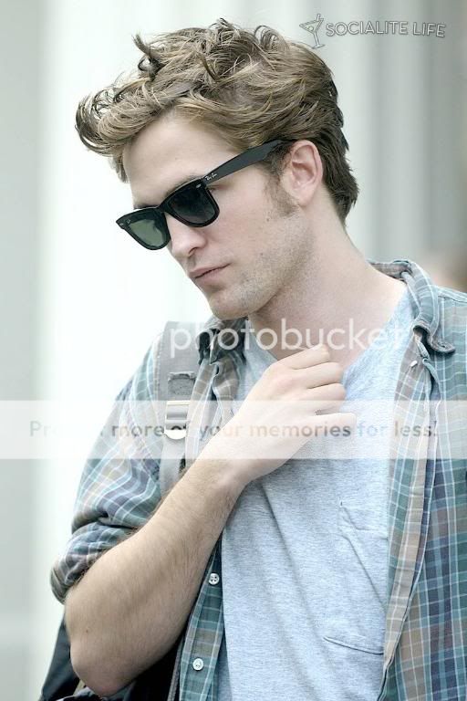 Rob is filming Remember Me Gallery_enlarged-robertpattinson-43