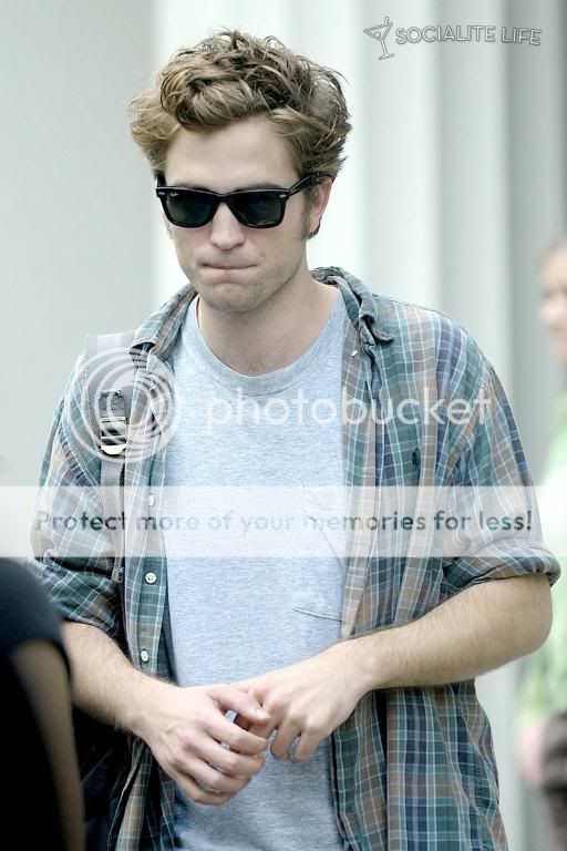 Rob is filming Remember Me Gallery_enlarged-robertpattinson-45