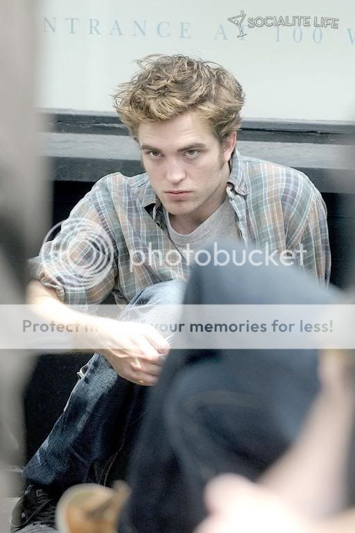 Rob is filming Remember Me Gallery_enlarged-robertpattinson-47