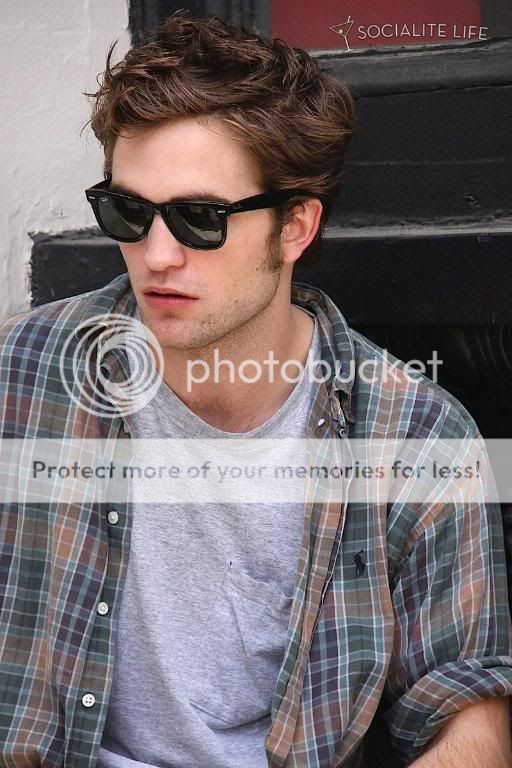 Rob is filming Remember Me Gallery_enlarged-robertpattinson-56