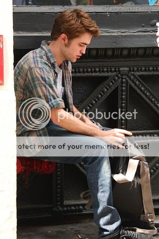 Rob is filming Remember Me Gallery_enlarged-robertpattinson-62