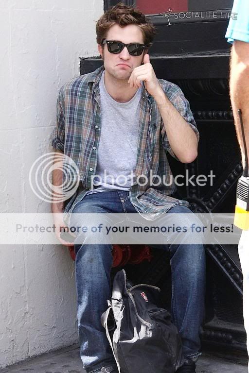 Rob is filming Remember Me Gallery_enlarged-robertpattinson-67