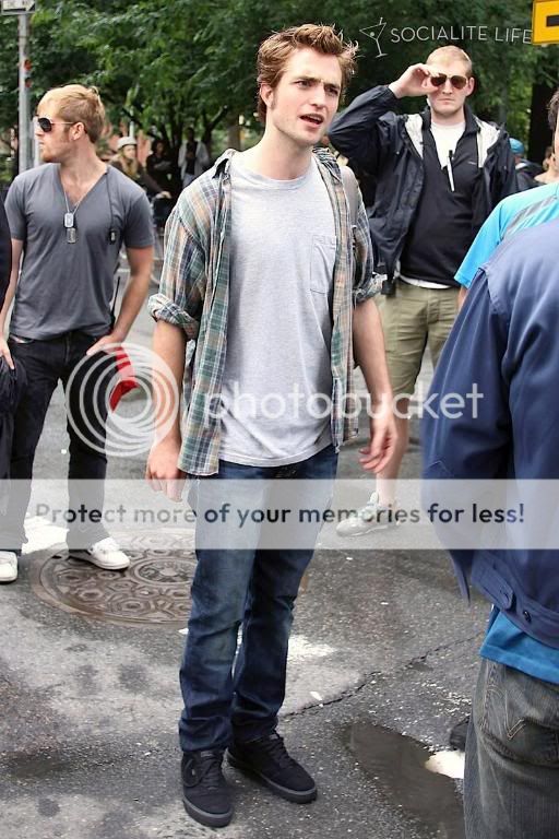 Rob is filming Remember Me Gallery_enlarged-robertpattinson-70