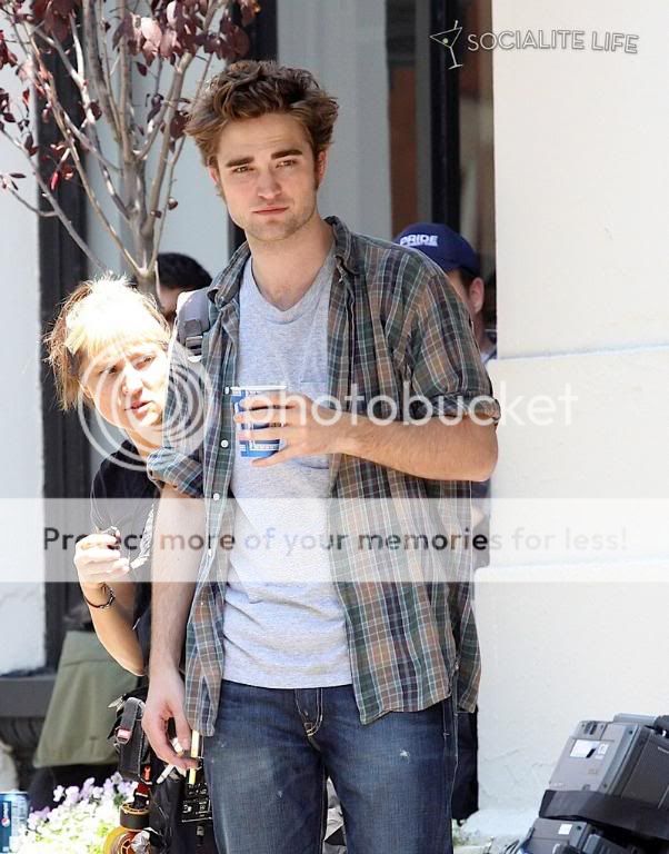 Rob is filming Remember Me Gallery_enlarged-robertpattinson-73