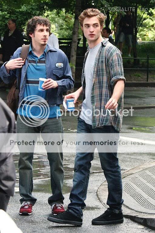 Rob is filming Remember Me Gallery_enlarged-robertpattinson-78