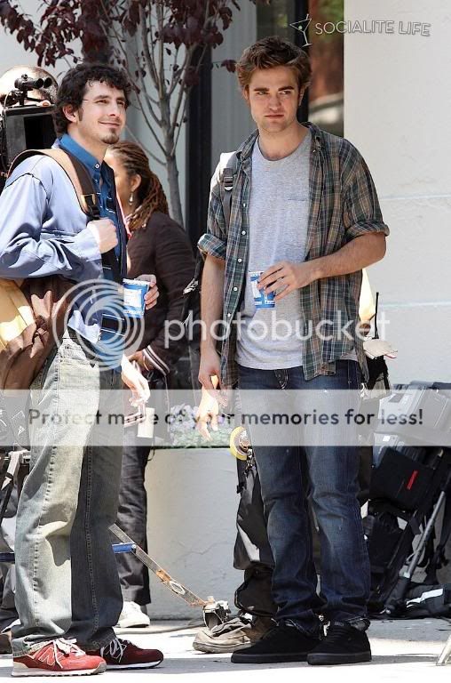 Rob is filming Remember Me Gallery_enlarged-robertpattinson-79