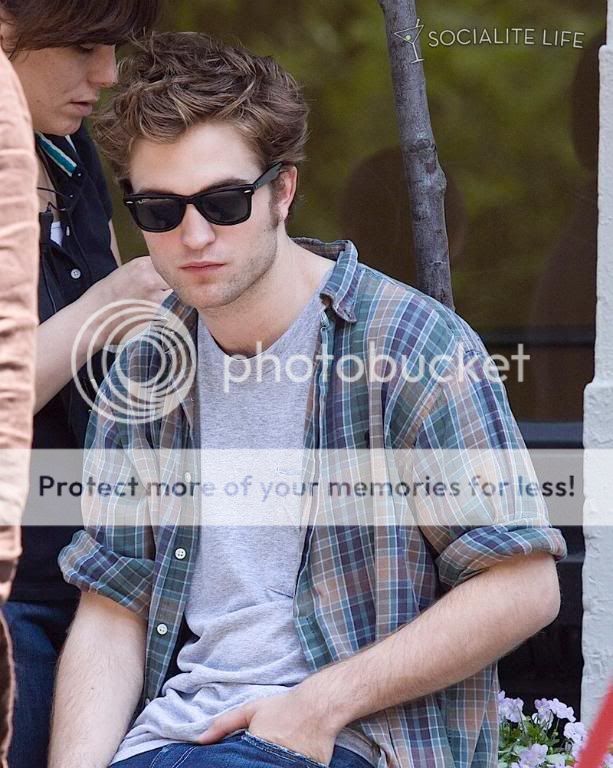 Rob is filming Remember Me Gallery_enlarged-robertpattinson-83