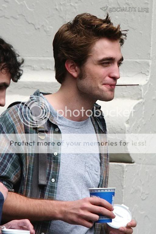 Rob is filming Remember Me Gallery_enlarged-robertpattinson-91