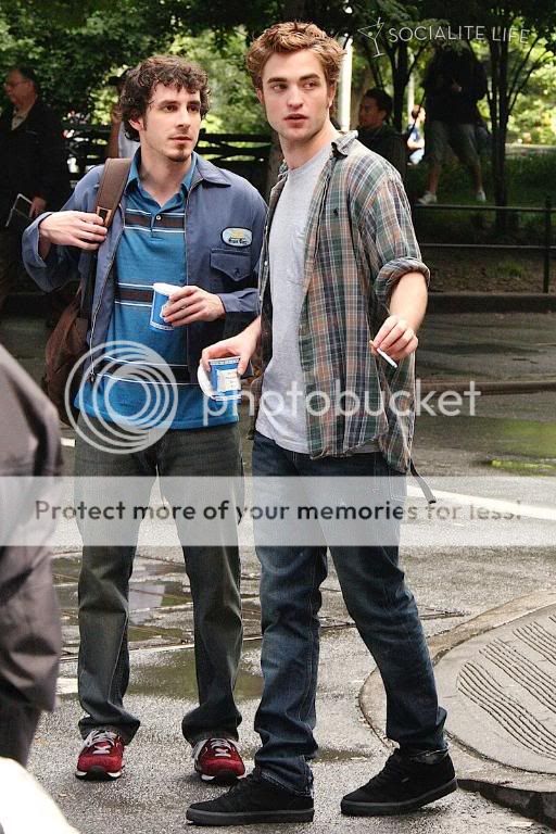 Rob is filming Remember Me Gallery_enlarged-robertpattinson-92