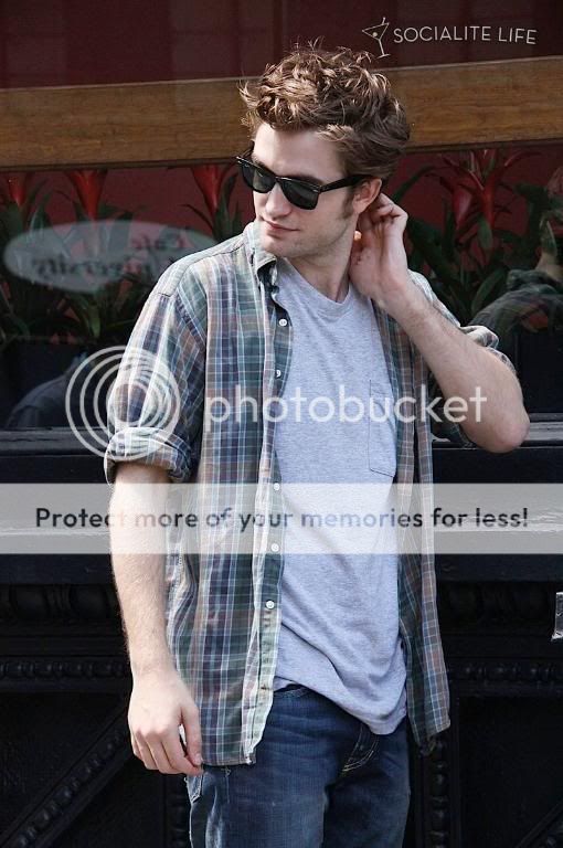 Rob is filming Remember Me Gallery_enlarged-robertpattinson-97