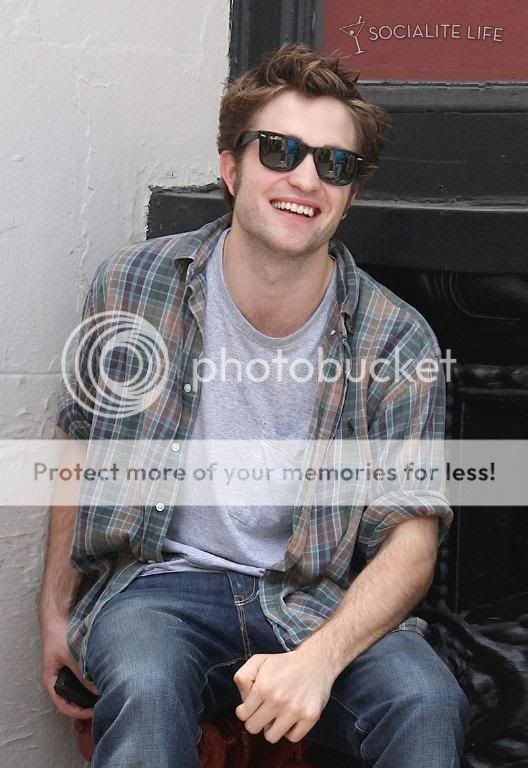 Rob is filming Remember Me Gallery_enlarged-robertpattinson-99